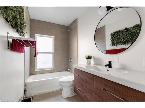 40 Fullerton Avenue, Hamilton, ON - Indoor Photo Showing Bathroom