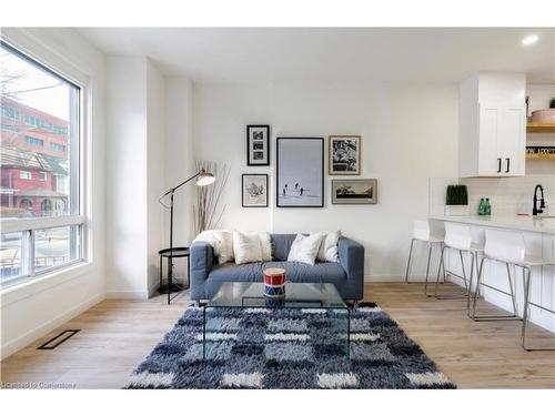 40 Fullerton Avenue, Hamilton, ON - Indoor Photo Showing Living Room