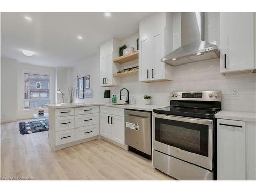 40 Fullerton Avenue, Hamilton, ON - Indoor Photo Showing Kitchen With Upgraded Kitchen