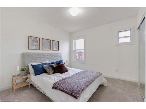 40 Fullerton Avenue, Hamilton, ON - Indoor Photo Showing Bedroom