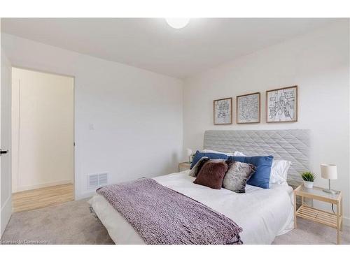 40 Fullerton Avenue, Hamilton, ON - Indoor Photo Showing Bedroom