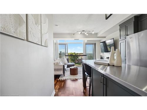 602-200 Burnhamthorpe Road E, Mississauga, ON - Indoor Photo Showing Kitchen