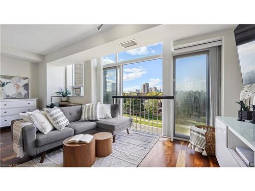 602-200 Burnhamthorpe Road E, Mississauga, ON - Indoor Photo Showing Living Room