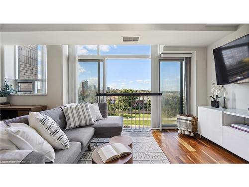 602-200 Burnhamthorpe Road E, Mississauga, ON - Indoor Photo Showing Living Room