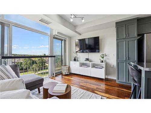 602-200 Burnhamthorpe Road E, Mississauga, ON - Indoor Photo Showing Living Room