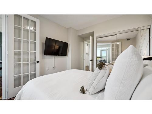 602-200 Burnhamthorpe Road E, Mississauga, ON - Indoor Photo Showing Bedroom