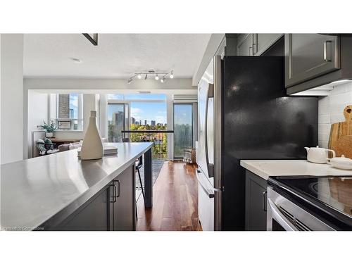 602-200 Burnhamthorpe Road E, Mississauga, ON - Indoor Photo Showing Kitchen