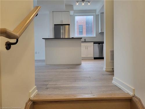 26-11 Lytham Green Circle, Newmarket, ON - Indoor Photo Showing Kitchen