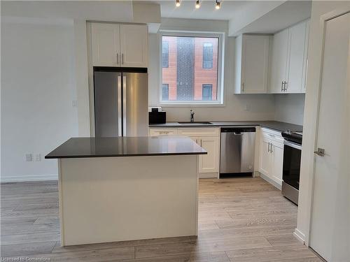 26-11 Lytham Green Circle, Newmarket, ON - Indoor Photo Showing Kitchen