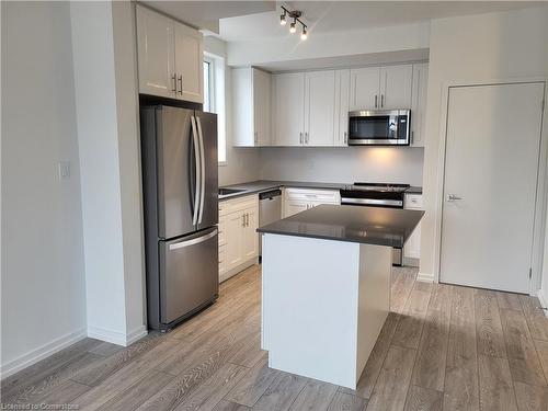 26-11 Lytham Green Circle, Newmarket, ON - Indoor Photo Showing Kitchen