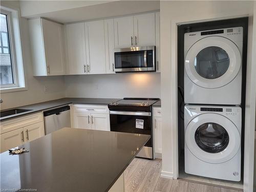 26-11 Lytham Green Circle, Newmarket, ON - Indoor Photo Showing Laundry Room