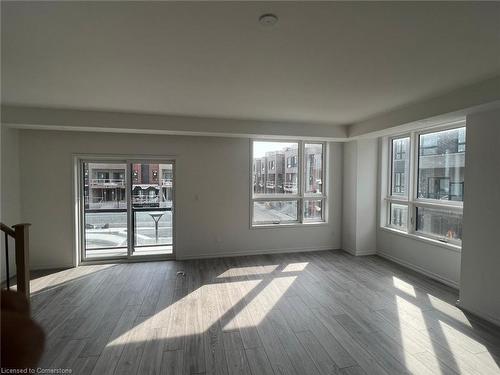 26-11 Lytham Green Circle, Newmarket, ON - Indoor Photo Showing Living Room