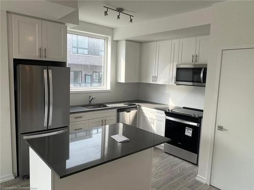 26-11 Lytham Green Circle, Newmarket, ON - Indoor Photo Showing Kitchen