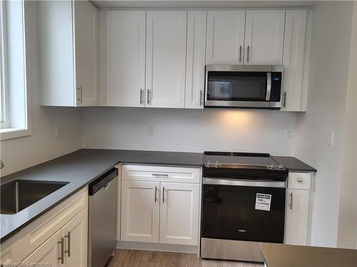 26-11 Lytham Green Circle, Newmarket, ON - Indoor Photo Showing Kitchen