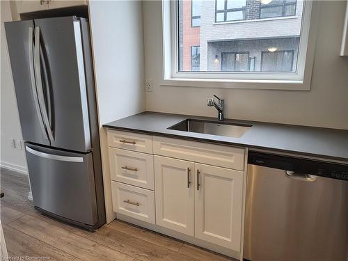 26-11 Lytham Green Circle, Newmarket, ON - Indoor Photo Showing Kitchen