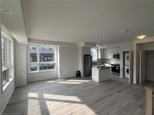 26-11 Lytham Green Circle, Newmarket, ON - Indoor Photo Showing Kitchen