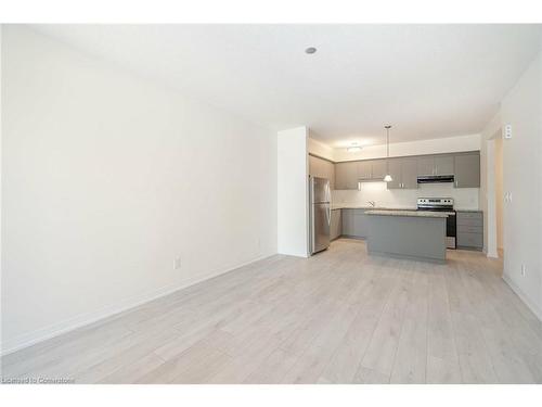 83-261 Woodbine Avenue, Kitchener, ON - Indoor Photo Showing Kitchen