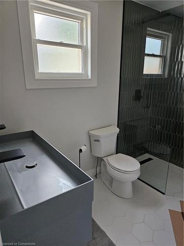 927 Farnham Road, London, ON - Indoor Photo Showing Bathroom