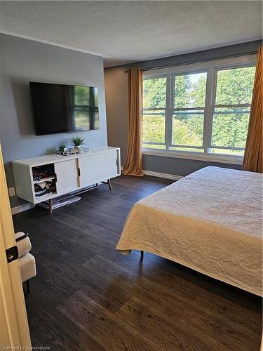 927 Farnham Road, London, ON - Indoor Photo Showing Bedroom