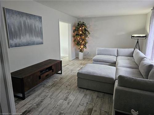 927 Farnham Road, London, ON - Indoor Photo Showing Living Room