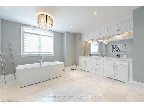 1040 Kent Avenue, Oakville, ON - Indoor Photo Showing Bathroom