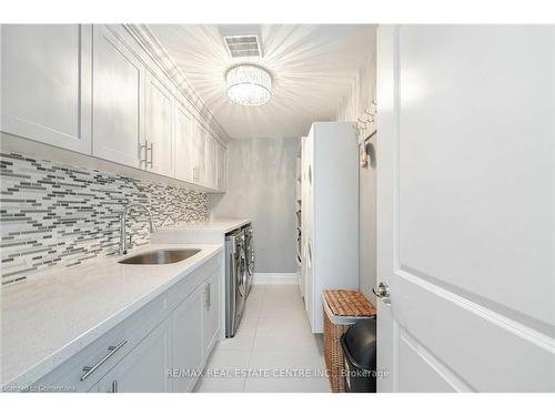 1040 Kent Avenue, Oakville, ON - Indoor Photo Showing Kitchen