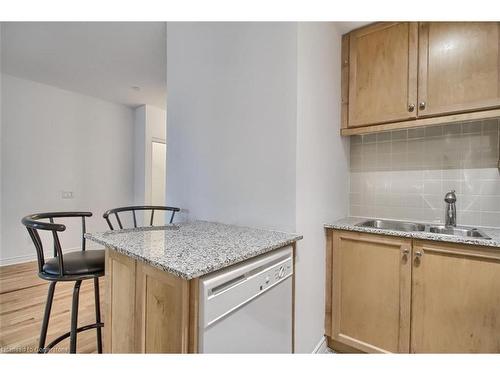 601-60 Byng Avenue, Toronto, ON - Indoor Photo Showing Kitchen