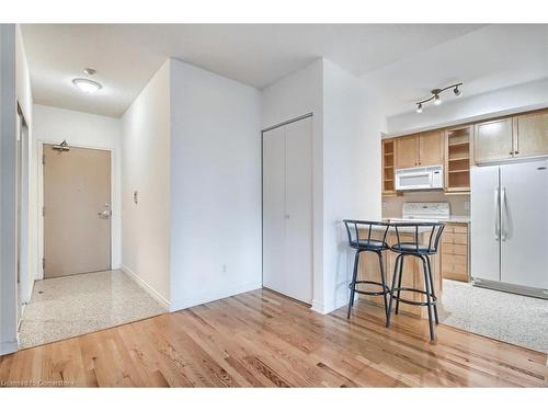 601-60 Byng Avenue, Toronto, ON - Indoor Photo Showing Kitchen