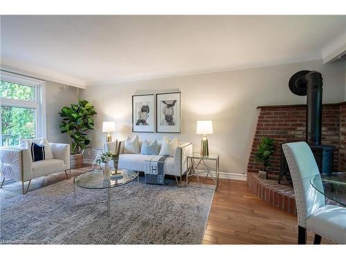 2165 Meadowbrook Road, Burlington, ON - Indoor Photo Showing Living Room