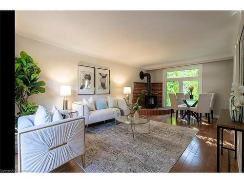 2165 Meadowbrook Road, Burlington, ON - Indoor Photo Showing Living Room