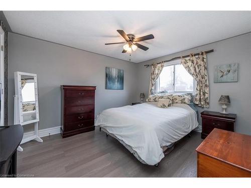 8 Wells Crescent, Barrie, ON - Indoor Photo Showing Bedroom