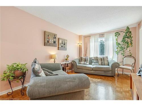 198 Martindale Crescent, Brampton, ON - Indoor Photo Showing Living Room