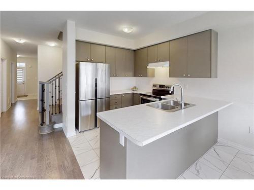 32 Sugarmay Avenue Avenue, Thorold, ON - Indoor Photo Showing Kitchen With Double Sink