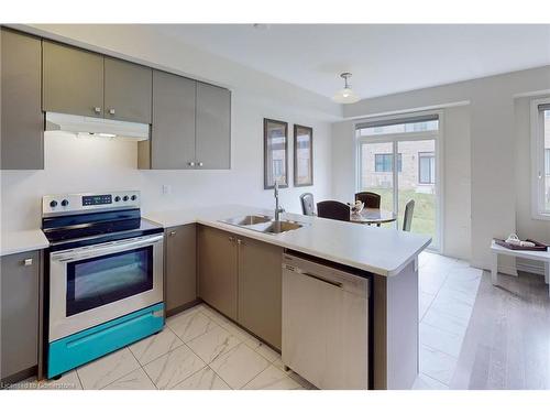 32 Sugarmay Avenue Avenue, Thorold, ON - Indoor Photo Showing Kitchen With Double Sink