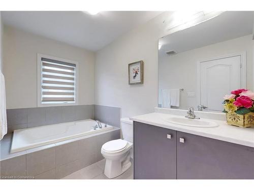 32 Sugarmay Avenue Avenue, Thorold, ON - Indoor Photo Showing Bathroom