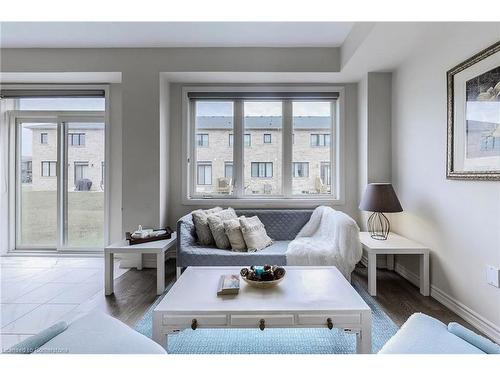 32 Sugarmay Avenue Avenue, Thorold, ON - Indoor Photo Showing Living Room