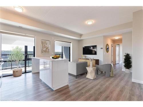 1502-15 Queen Street S, Hamilton, ON - Indoor Photo Showing Living Room