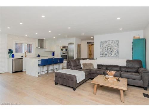 23 West Hampton Road, St. Catharines, ON - Indoor Photo Showing Living Room