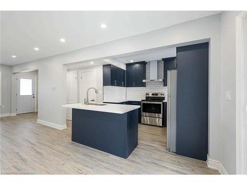 Upper-305 Weir Street N, Hamilton, ON - Indoor Photo Showing Kitchen With Upgraded Kitchen