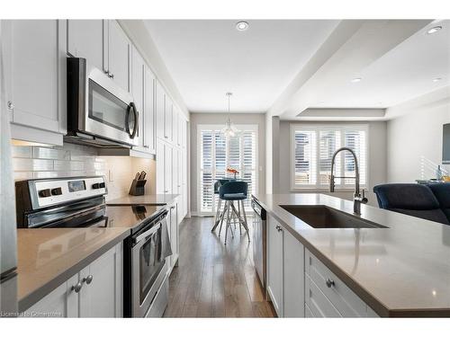 22 Abigail Crescent, Caledon, ON - Indoor Photo Showing Kitchen With Upgraded Kitchen