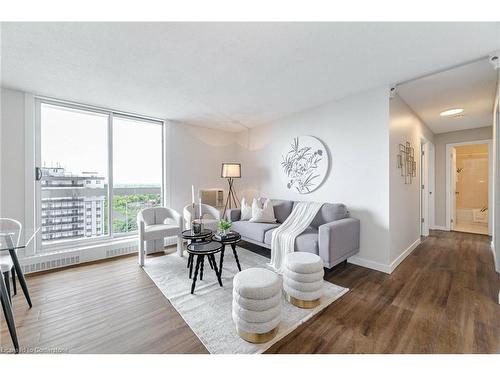 Ph-2-1100 Caven Street, Mississauga, ON - Indoor Photo Showing Living Room