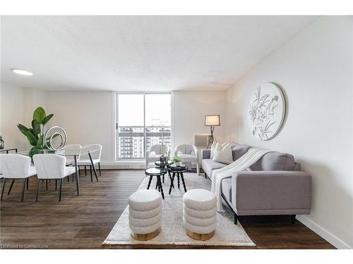 Ph-2-1100 Caven Street, Mississauga, ON - Indoor Photo Showing Living Room