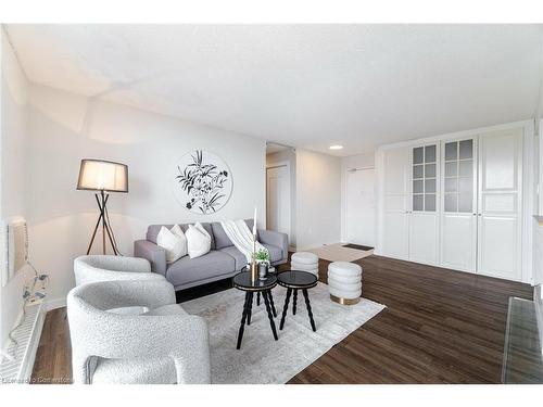 Ph-2-1100 Caven Street, Mississauga, ON - Indoor Photo Showing Living Room