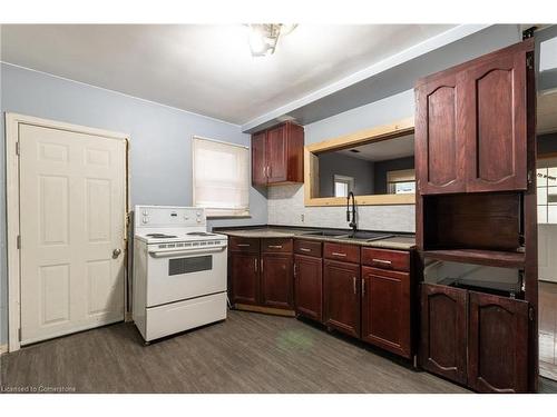 295-297 Metcalfe Street E, Strathroy, ON - Indoor Photo Showing Kitchen