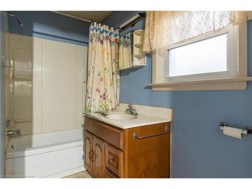 295-297 Metcalfe Street E, Strathroy, ON - Indoor Photo Showing Bathroom