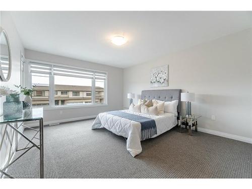 7381 Matteo Drive, Niagara Falls, ON - Indoor Photo Showing Bedroom