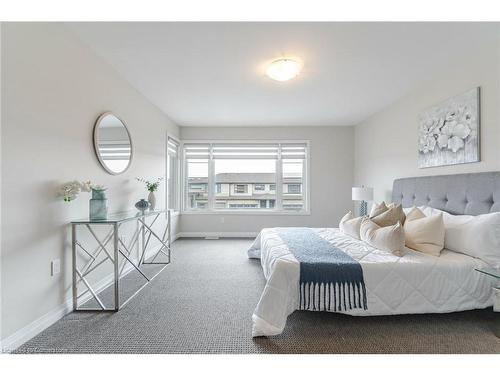 7381 Matteo Drive, Niagara Falls, ON - Indoor Photo Showing Bedroom