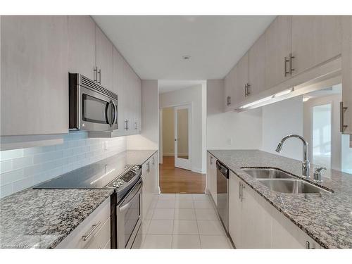 914-1055 Southdown Road, Mississauga, ON - Indoor Photo Showing Kitchen With Stainless Steel Kitchen With Double Sink With Upgraded Kitchen