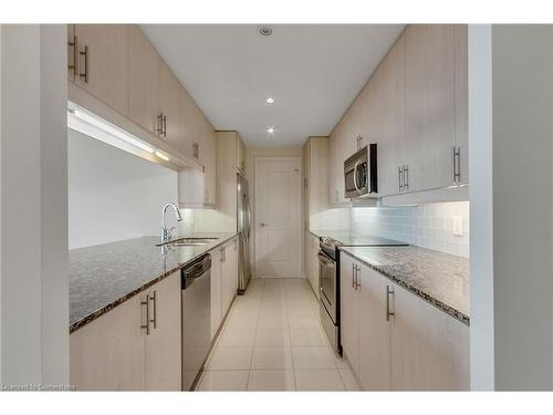 914-1055 Southdown Road, Mississauga, ON - Indoor Photo Showing Kitchen With Upgraded Kitchen