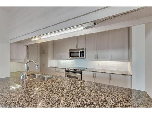 914-1055 Southdown Road, Mississauga, ON - Indoor Photo Showing Kitchen With Stainless Steel Kitchen With Double Sink With Upgraded Kitchen